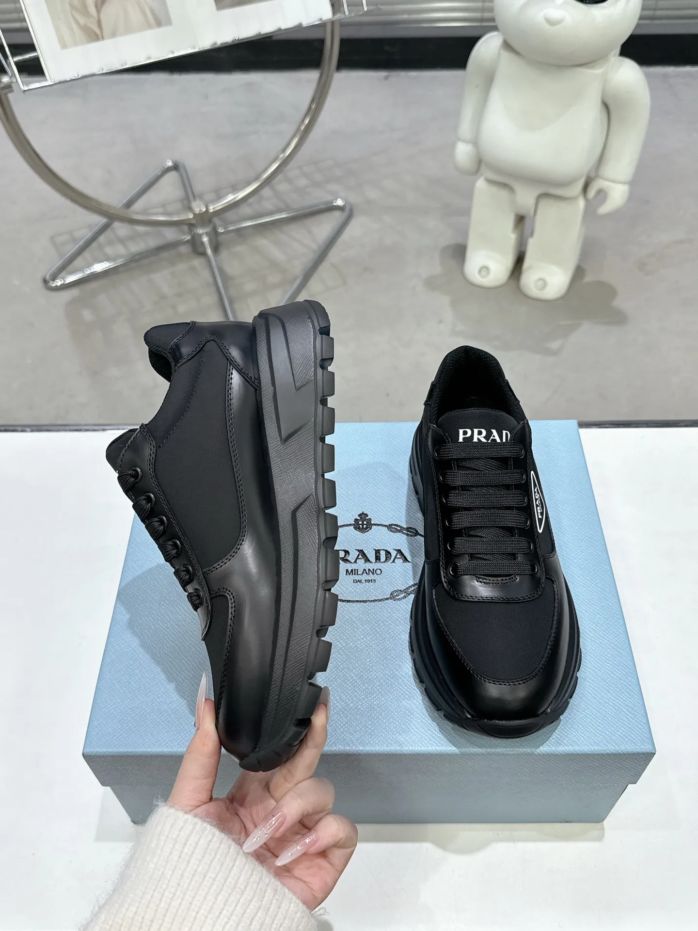 👟👟Ex-factory price 600👟👟 PRADA ²⁰²5𝐬𝐬Prada’s new product comes with strength! ❣️Many Internet celebrities have the same style, fashionable and versatile nice items, original shoes are developed and purchased from Italian counters, and are reproduced 1:1 according to the original taste. This year’s theme is not to be defined, embodying texture through simplicity💛From thick-soled sneakers to zigzag short boots to 2024 flat shoes, everything reveals a sure-fire momentum...combining gentleness and handsomeness, the finishing touch for women❤️ The top-grade open-edge beaded cowhide with imported cowhide triangle logo is consistent with the original version, the wear-resistant and ultra-light two-color outsole, and the sheepskin lining are breathable and comfortable. ⚛Size: Women's 35-40 ⚛Size: Men's 39-45 Original packaging accessories. ⚛
